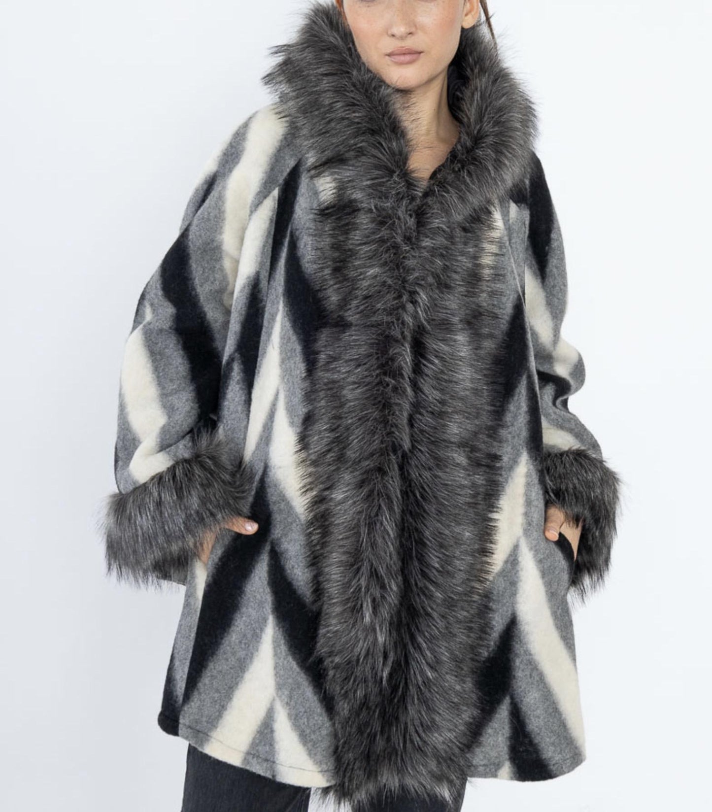 Ημίπαλτο με γούνα και ρίγες