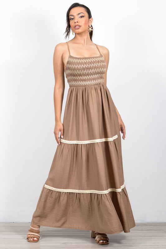 Φόρεμα maxi με βολάν και σφηκοφωλιά