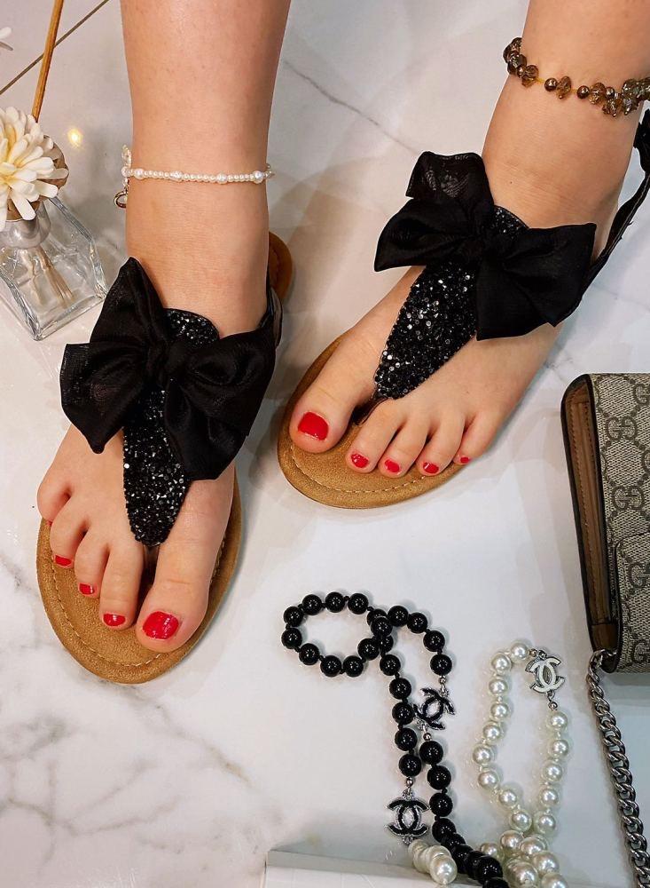 Flat sandals detailed