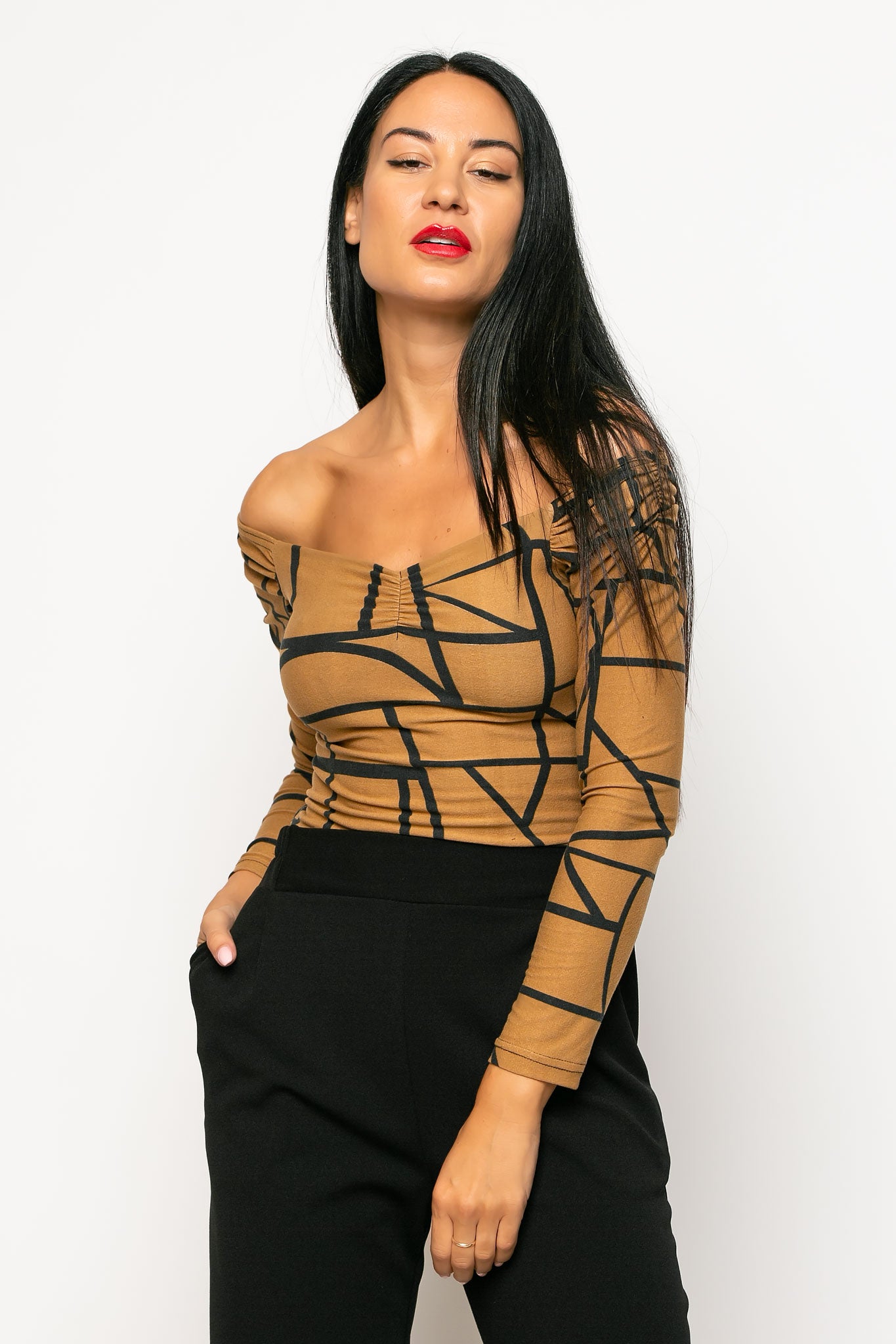 Top cropped εμπριμέ έξωμο