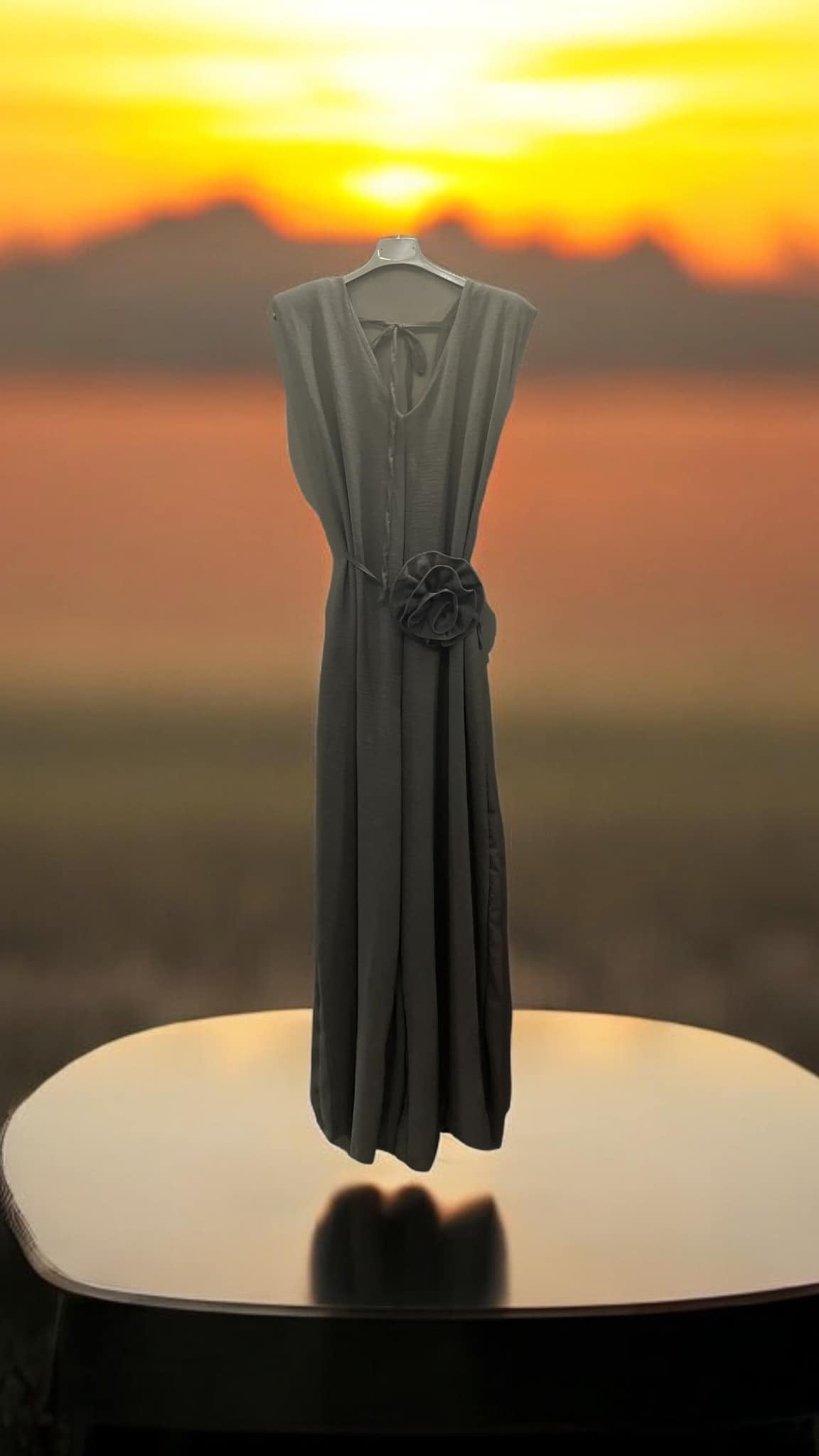 Ολόσωμη φόρμα με ζωνάκι και μπουτονιέρα