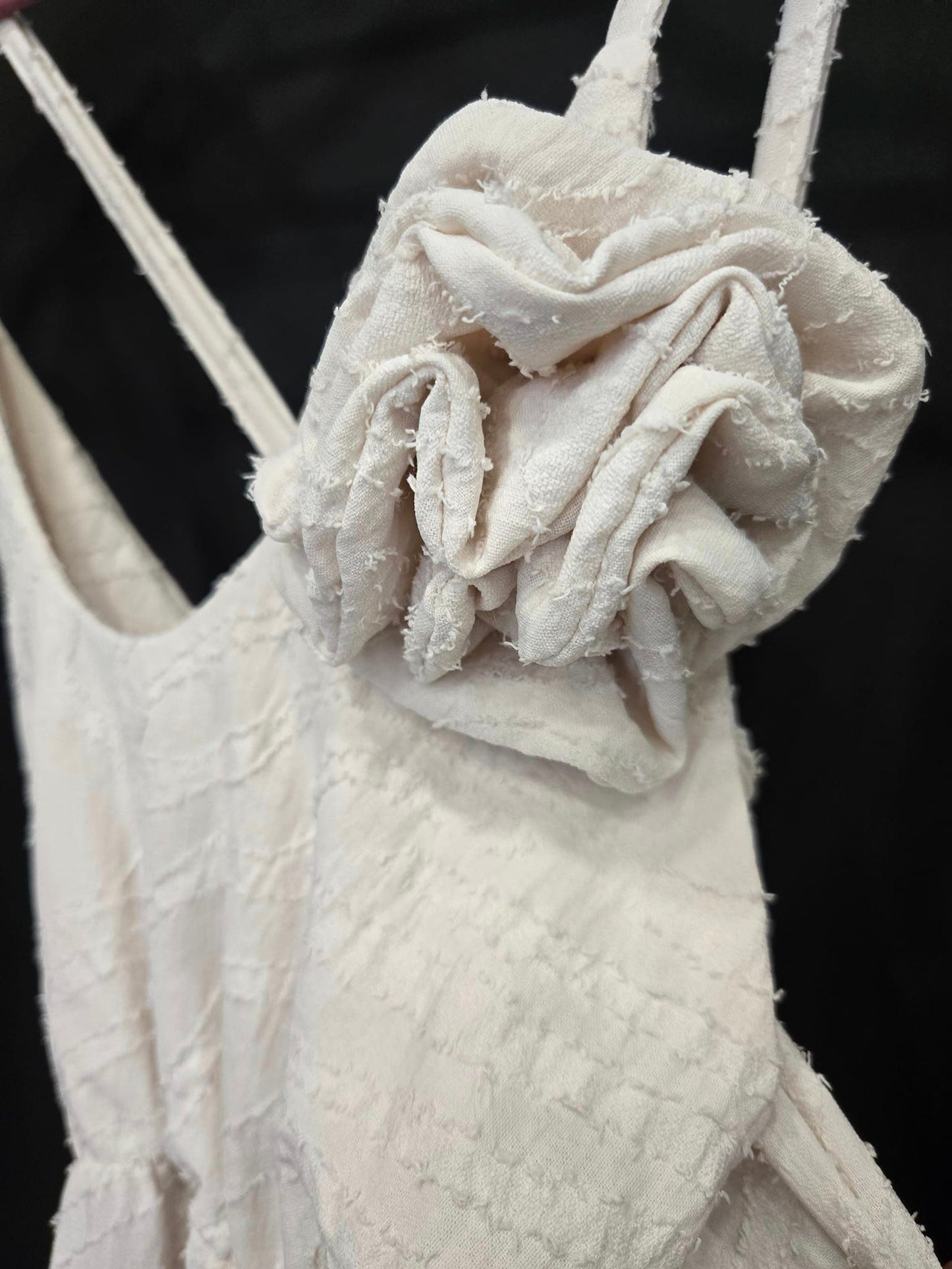 Φόρεμα maxi με μπουτονιέρα detailed