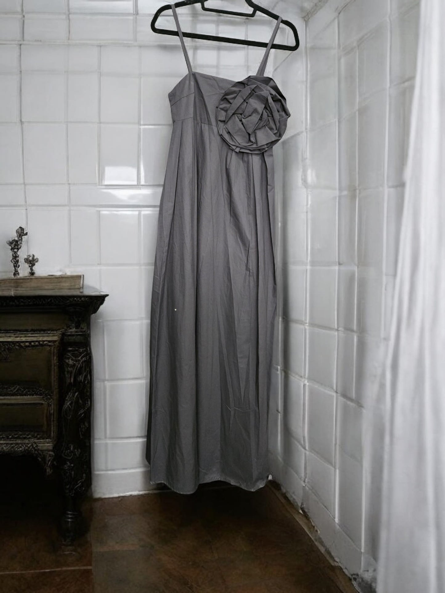 Φόρεμα μακρύ ποπλίνα με μπουτονιέρα