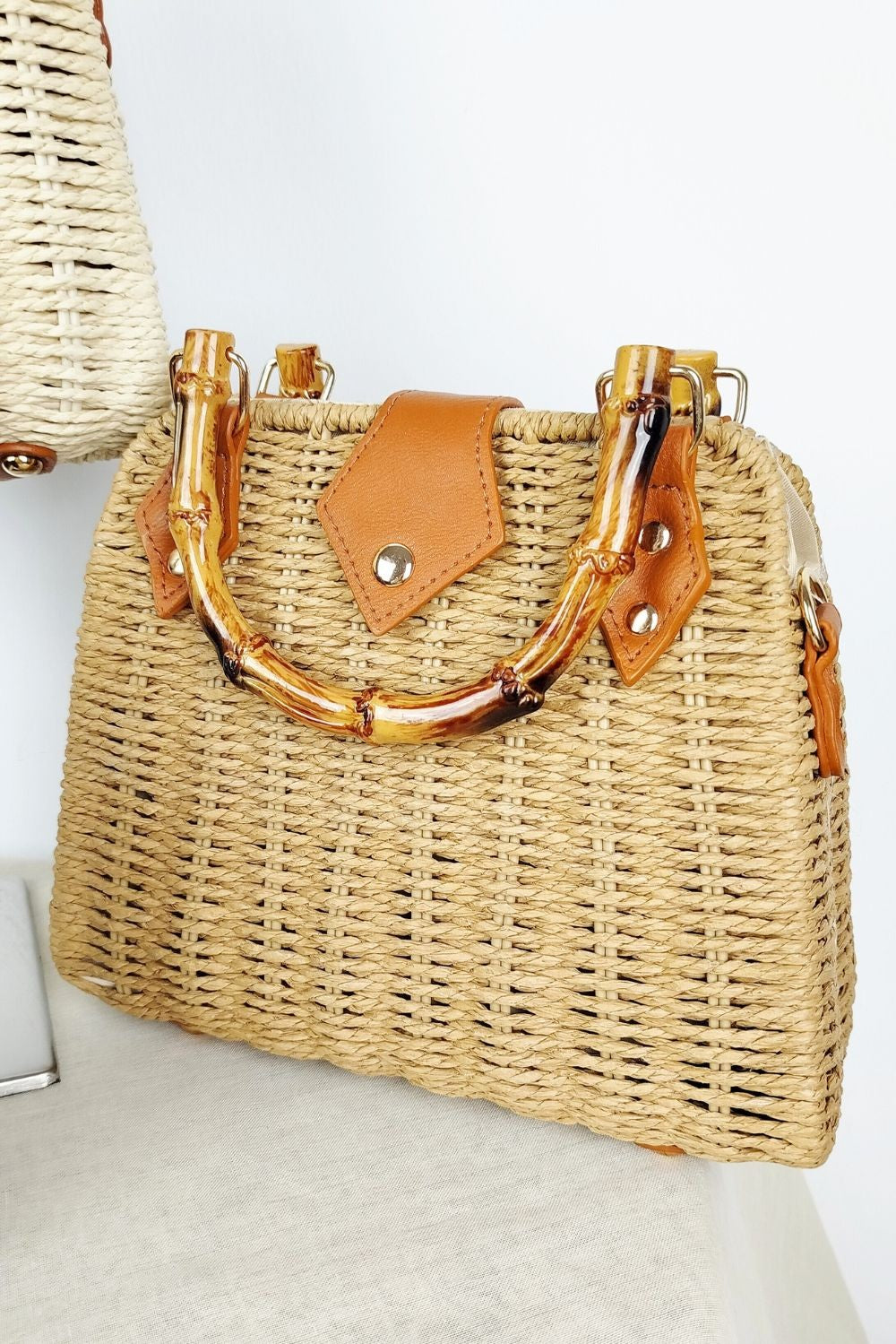 Τσαντάκι ψαθωτό με κοκκάλινες λαβές