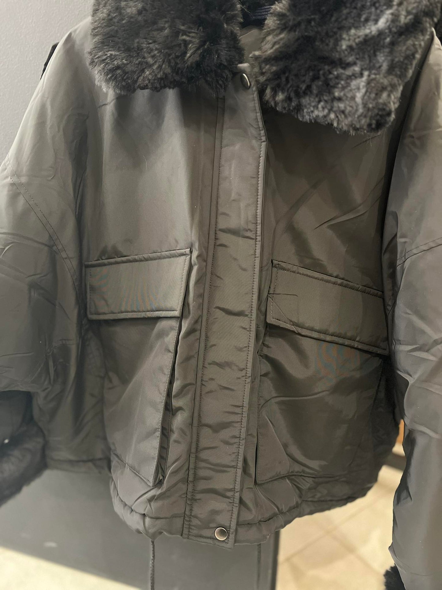 Μπουφάν με γούνινα στοιχεία