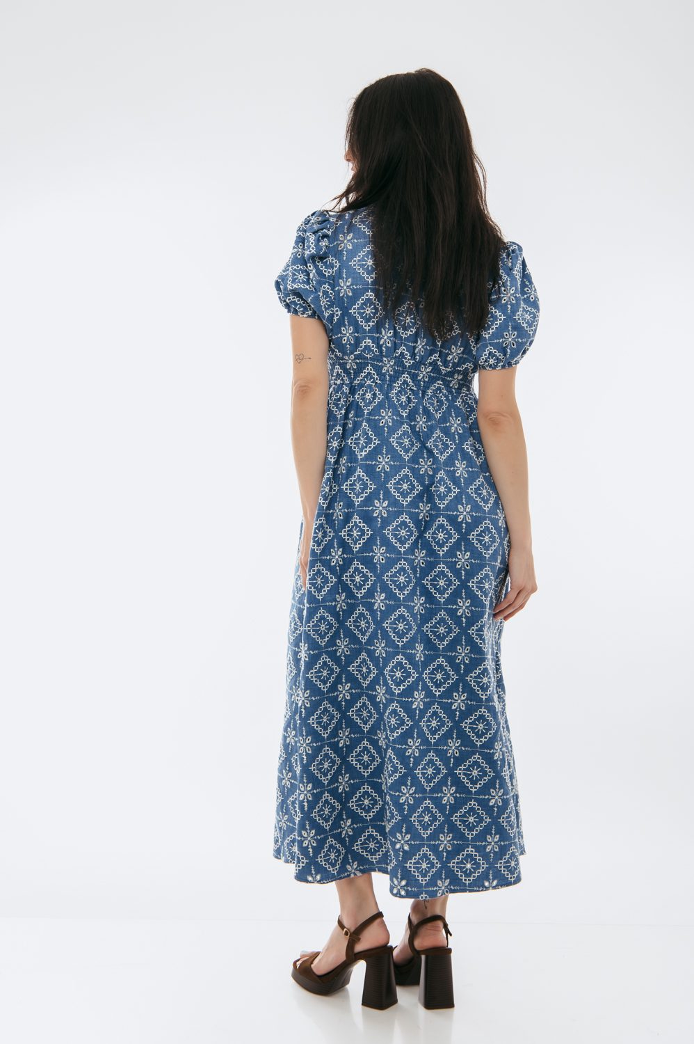 Φόρεμα midi με κέντημα