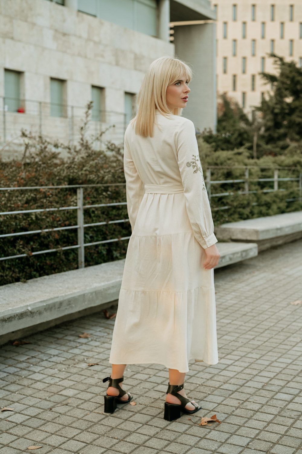 Φόρεμα maxi σεμιζιέ με κέντημα