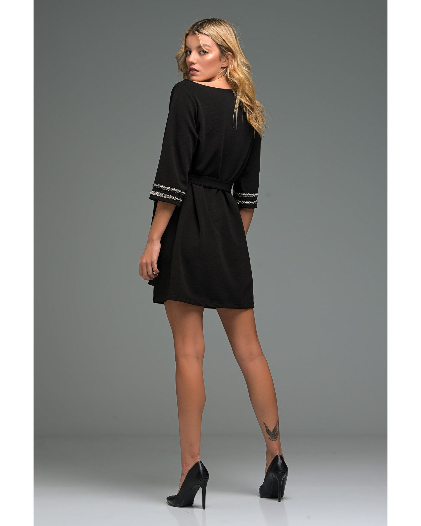 Φόρεμα mini με διακοσμητική τρέσσα