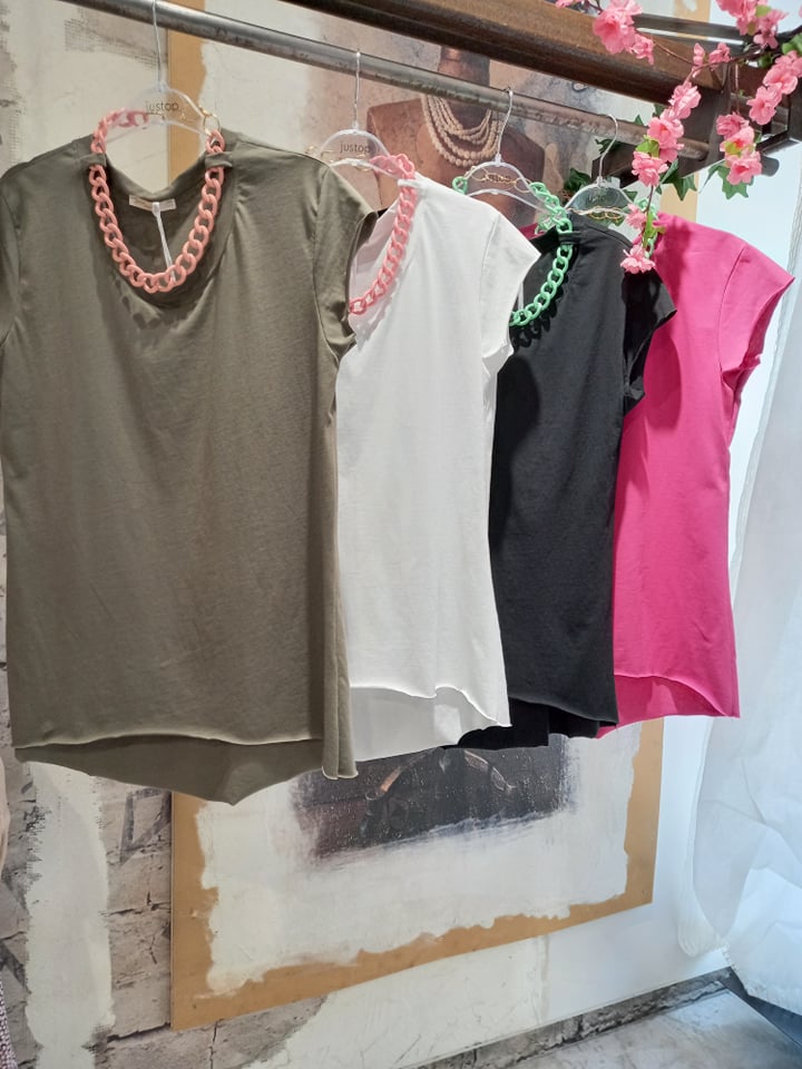 Τοπ κοντομάνικο με κολιέ