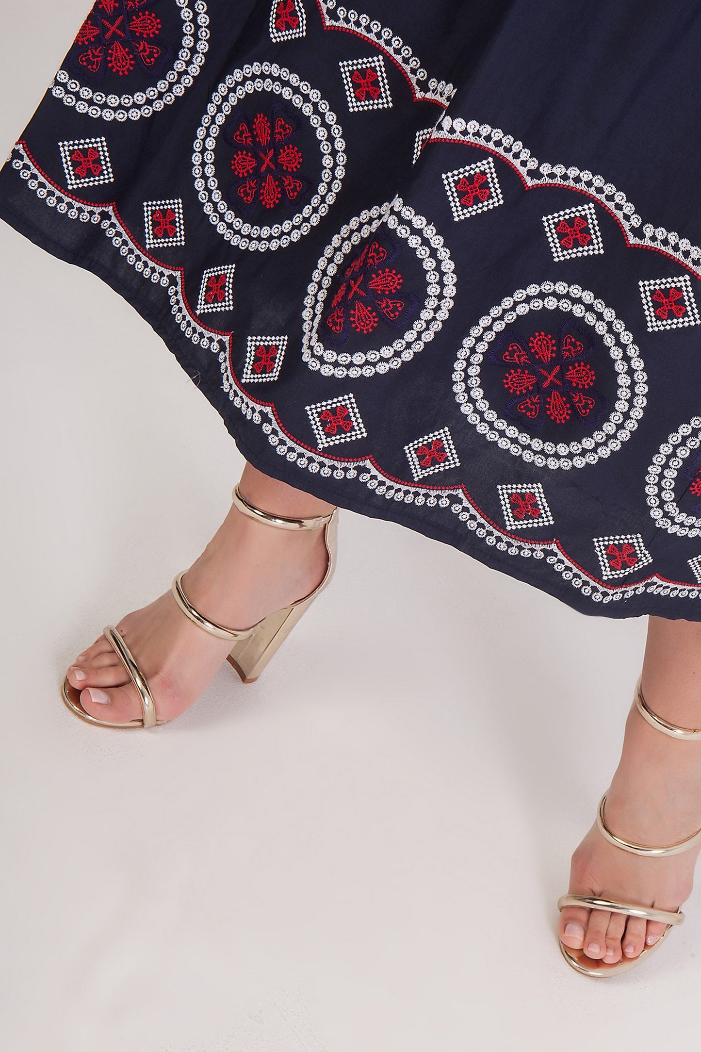 Φόρεμα maxi με κέντημα