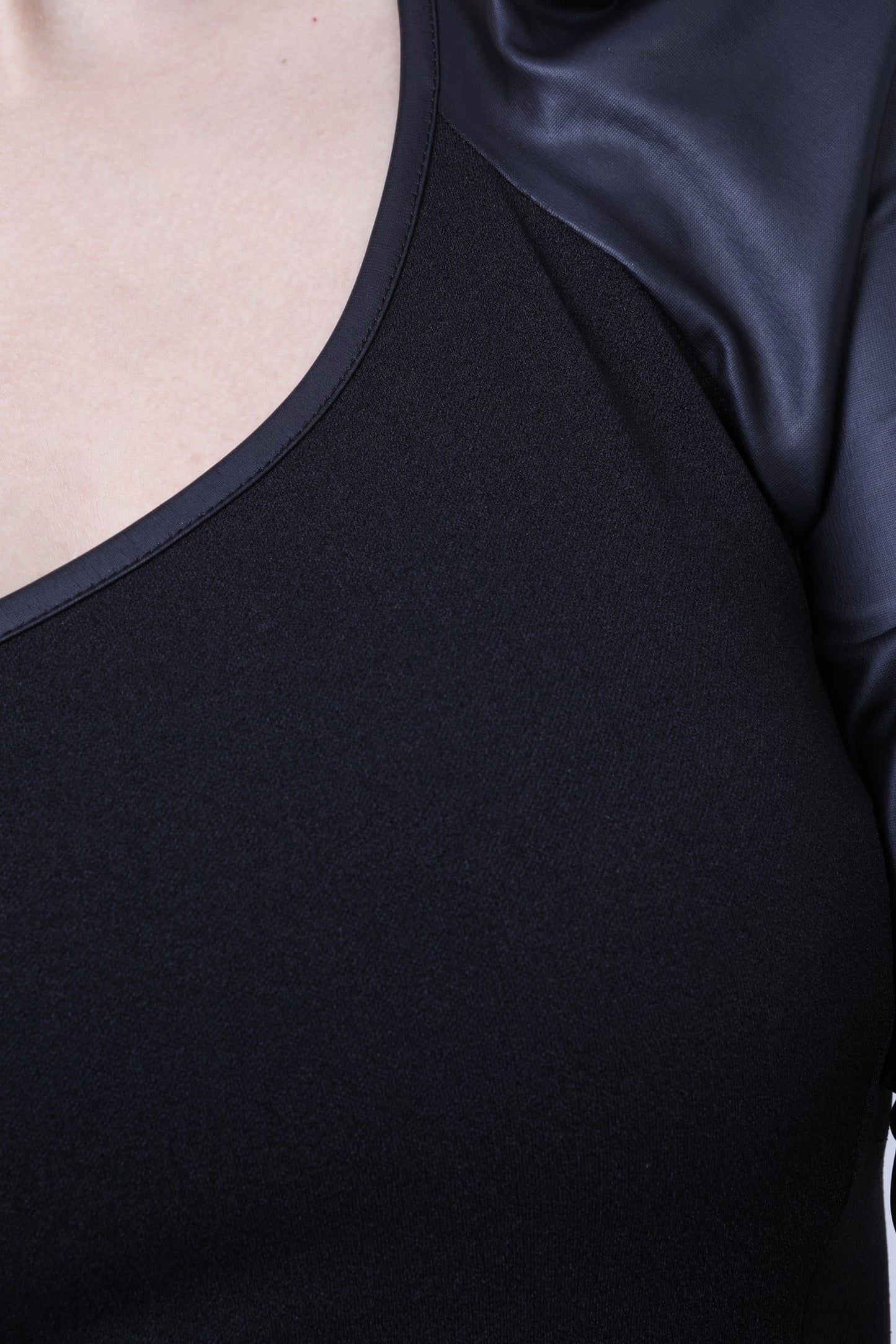 Φόρεμα midi με ένα μανίκι από δερματίνη