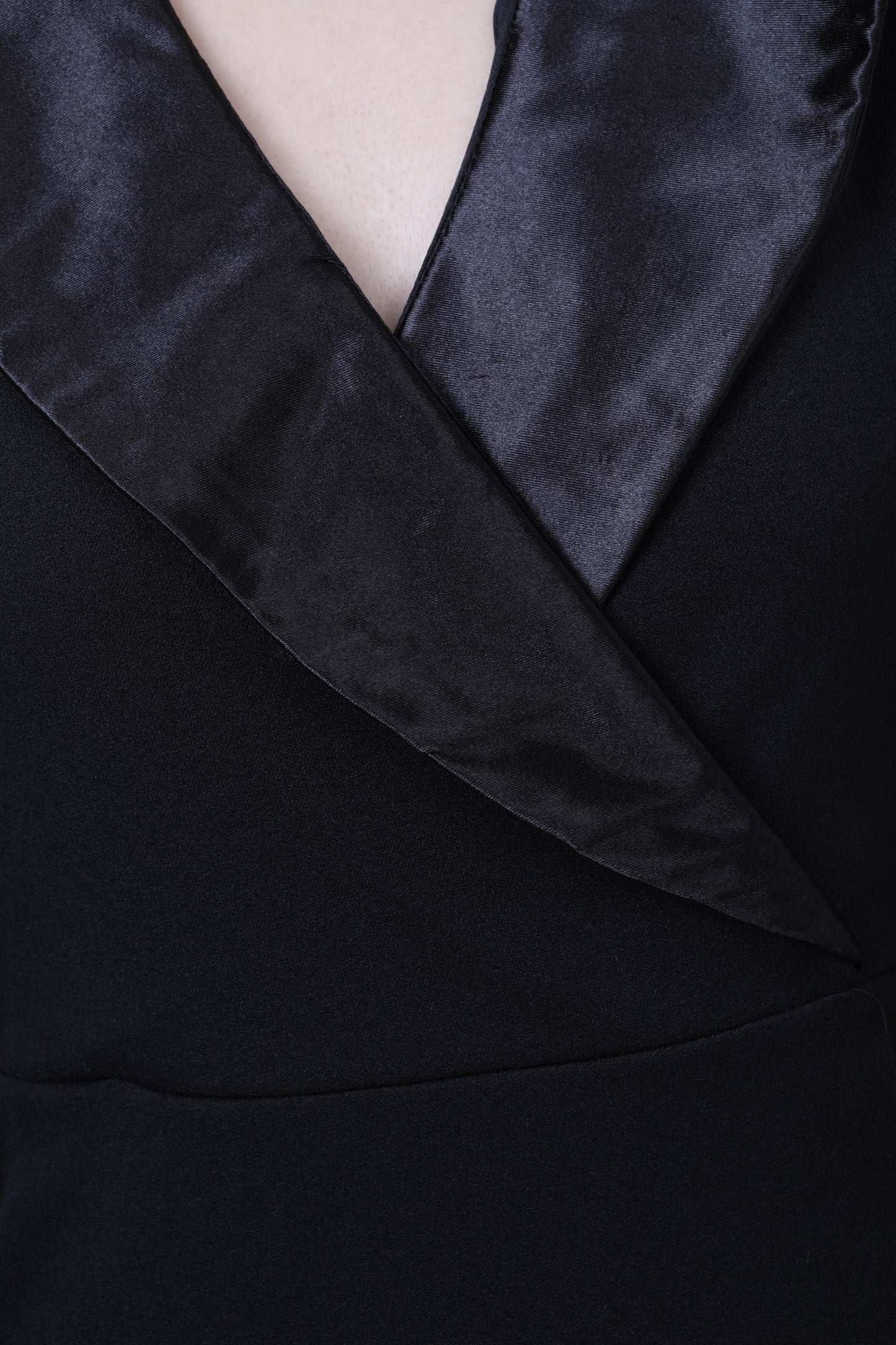 Φόρεμα mini εφαρμοστό με διαφανή μανίκια