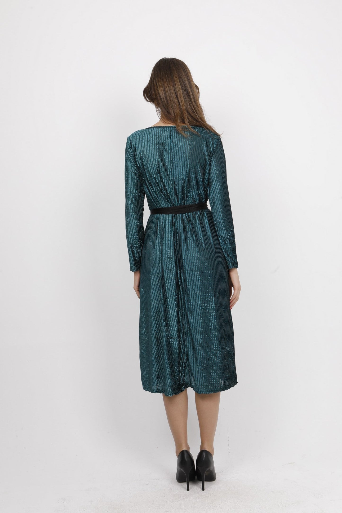 Φόρεμα midi με ζώνη στη μέση