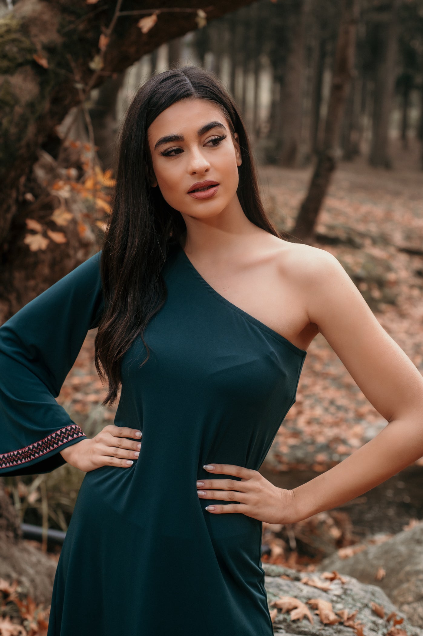 Φόρεμα mini με ένα μανίκι