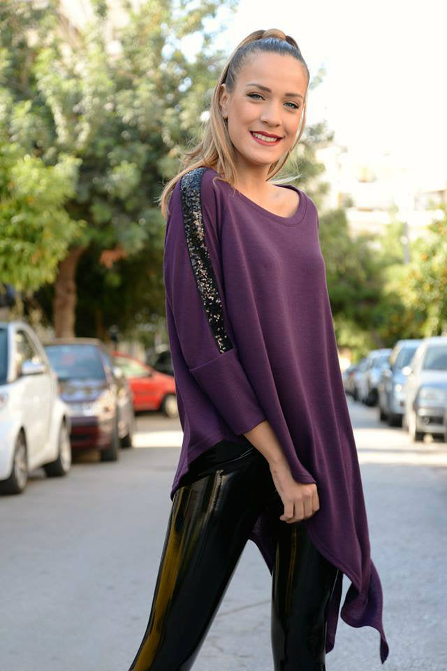Μπλούζα ασύμμετρη με παγιέτες στο μανίκι