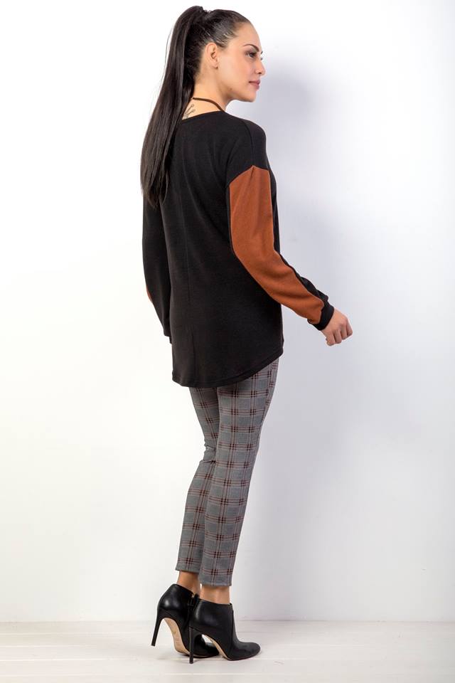 Μπλούζα πλεκτή με δίχρωμο μανίκι