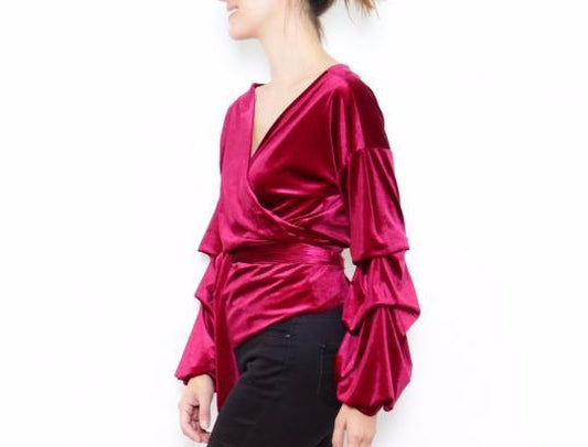 Μπλούζα βελουτέ κρουαζέ και βολάν στα μανίκια
