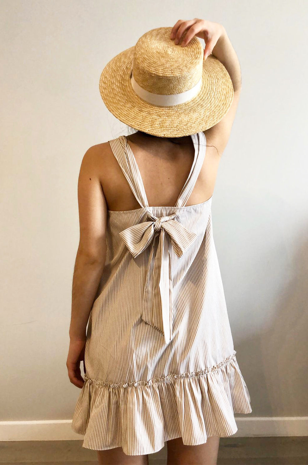 Φόρεμα mini με φιόγκο στην πλάτη