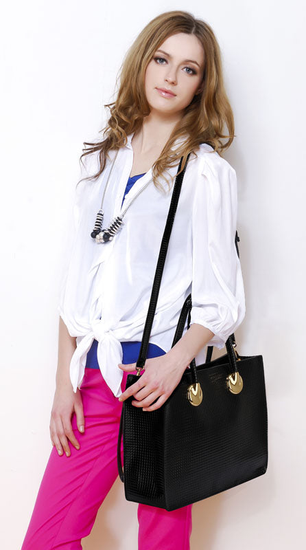 Τσάντα από γυαλιστερινή δερματίνη και επίχρυσες λεπτομέρειες