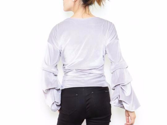 Μπλούζα βελουτέ κρουαζέ και βολάν στα μανίκια