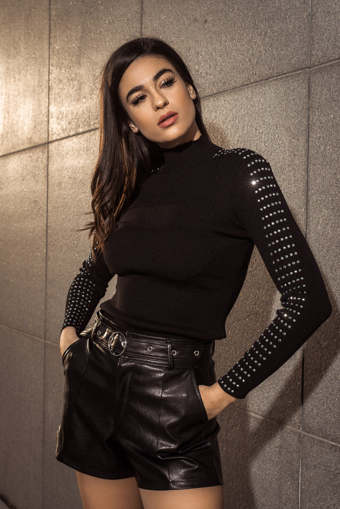 Shorts από δερματίνη με ζώνη