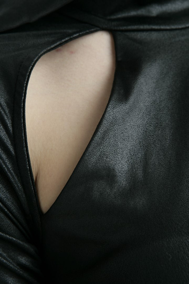 Φόρεμα δερματίνης με κορδόνια στην πλάτη