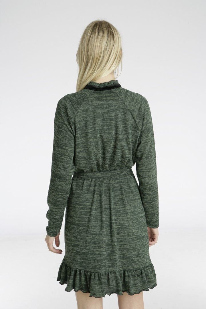 Φόρεμα με βολάν και βελούδο