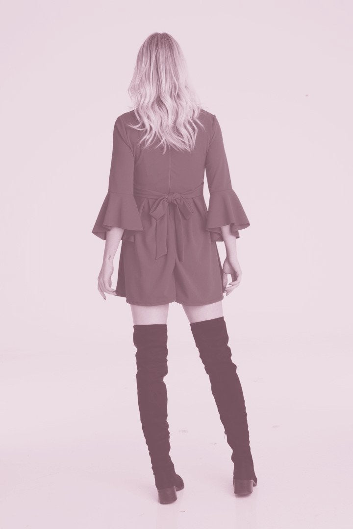 Ολόσωμο σορτς με καμπάνα μανίκι