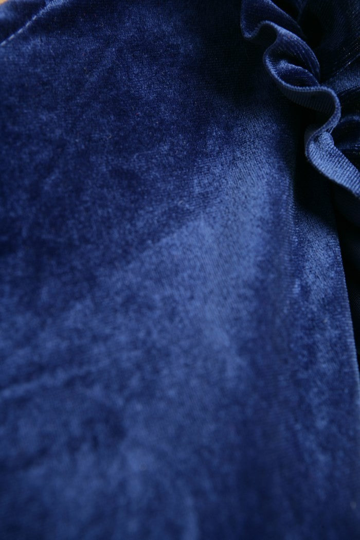 Φόρεμα βελουτέ με βολάν στους ώμους