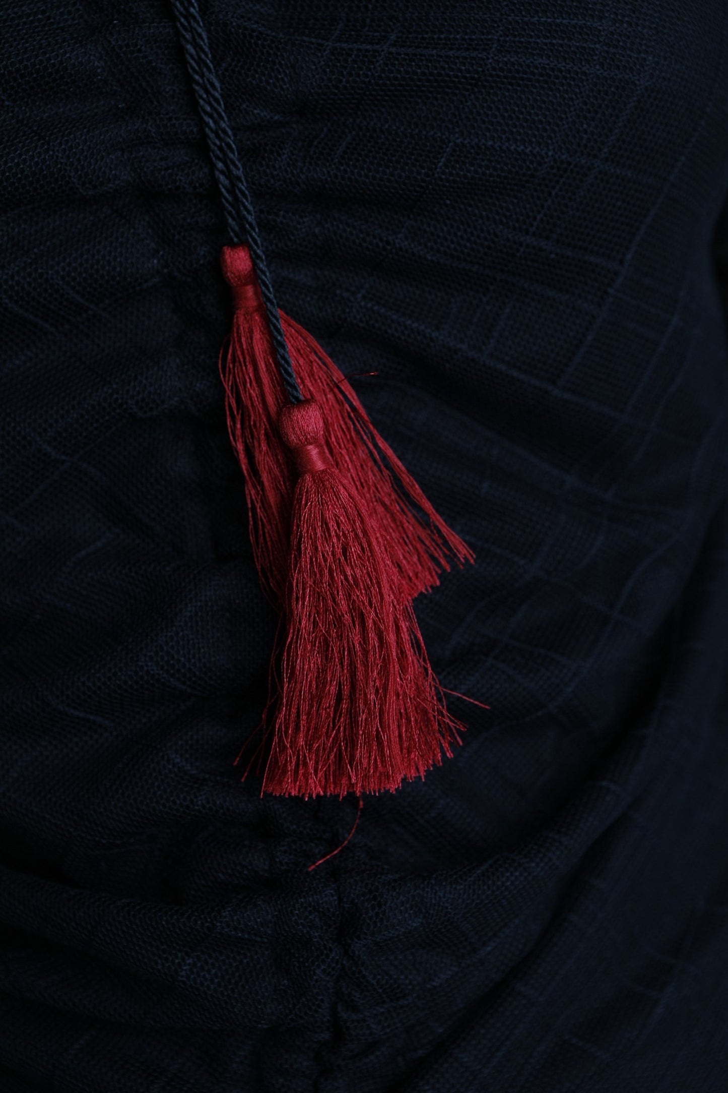 Top έξωμο - διάφανο με διακοσμητική φούντα