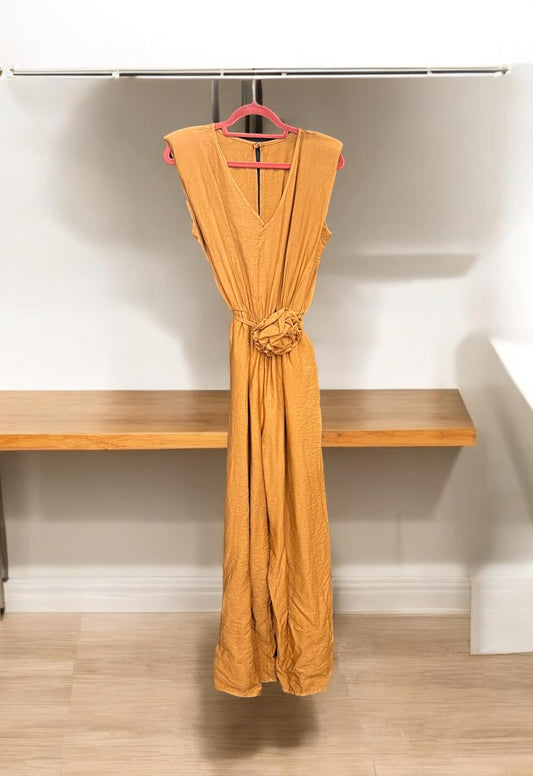 Ολόσωμη φόρμα με ζωνάκι και μπουτονιέρα