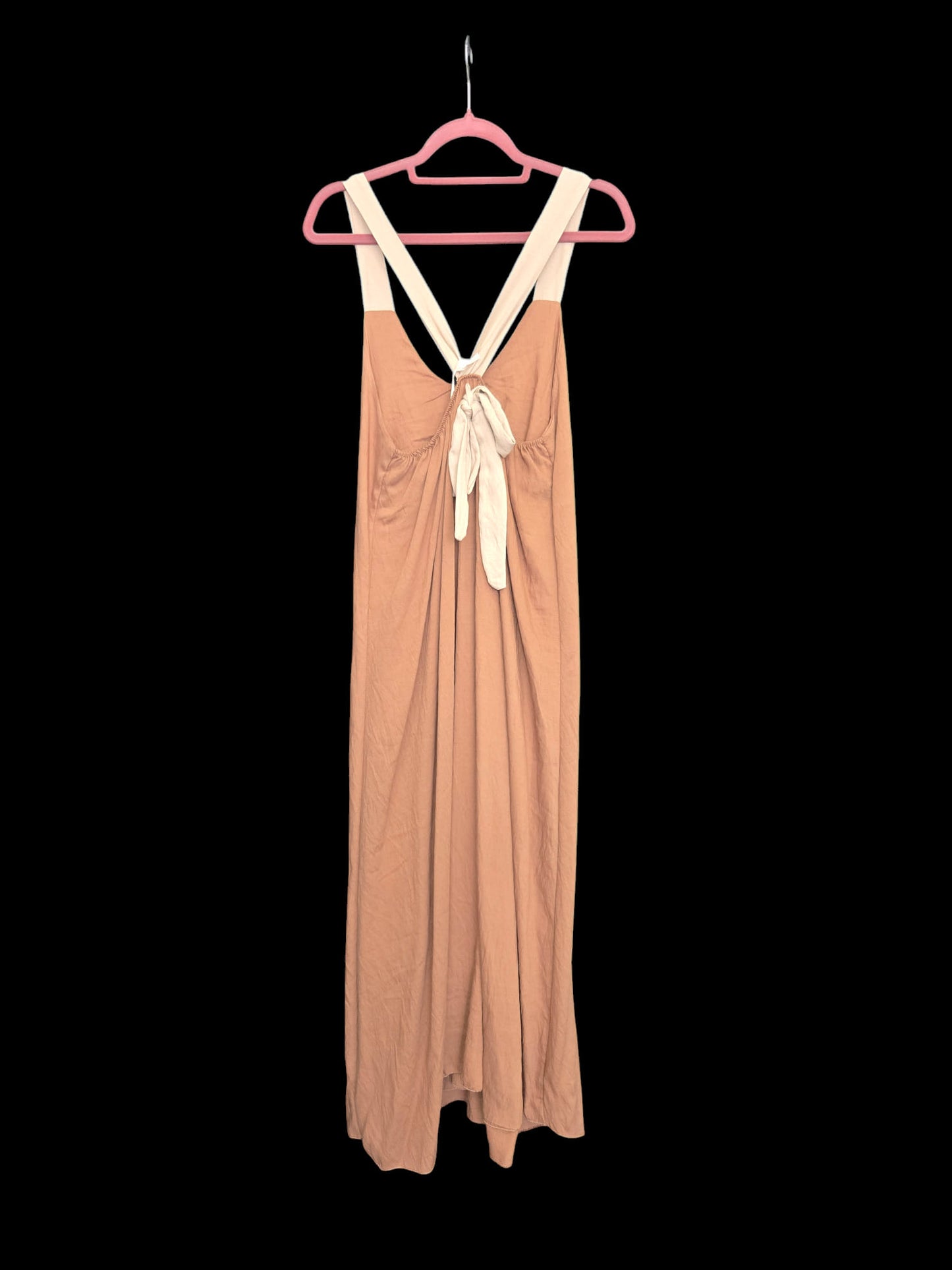 Φόρεμα loose maxi με εντυπωσιακή πλάτη