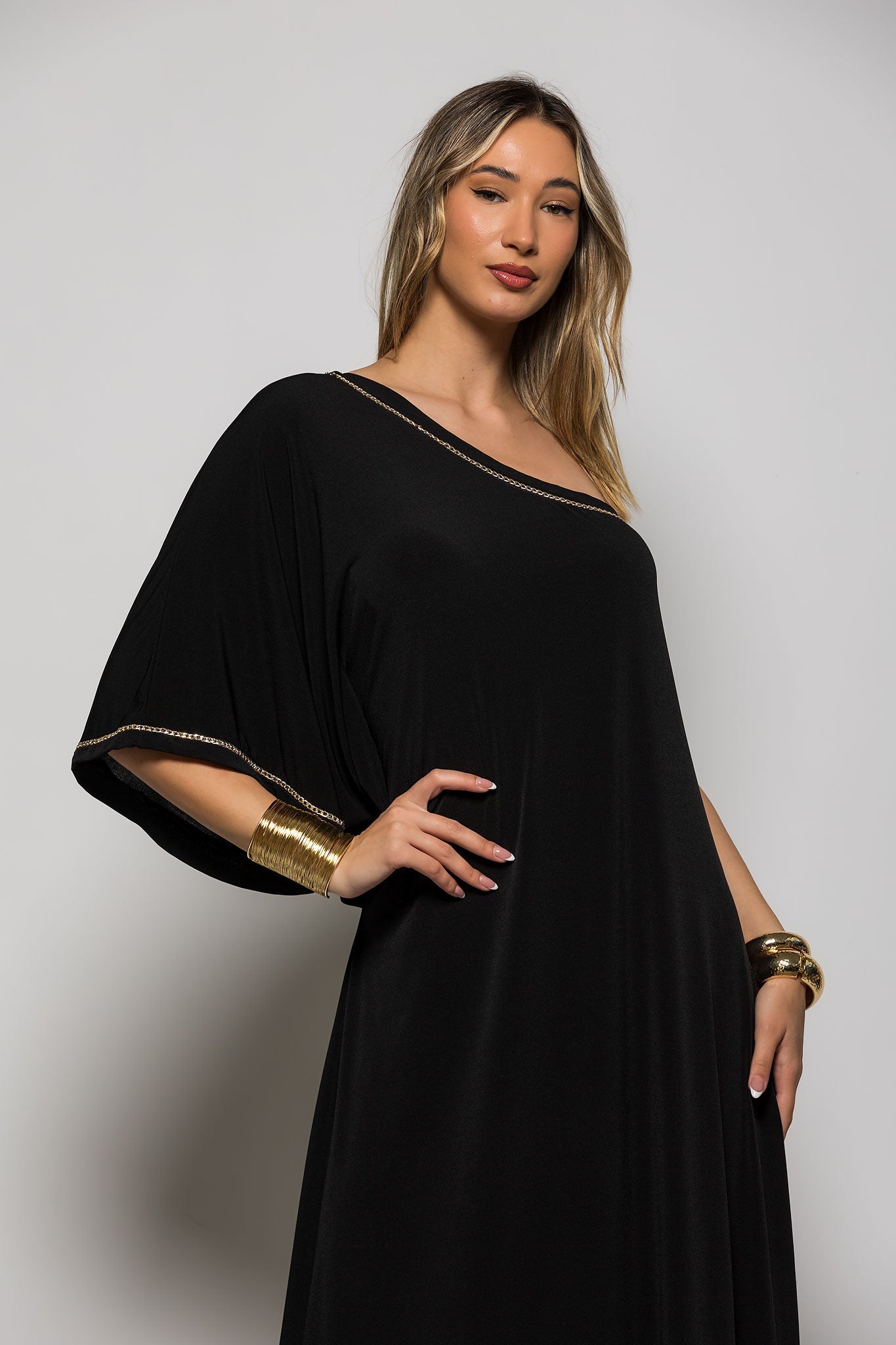 Φόρεμα maxi jersey με έναν ώμο και αλυσίδα