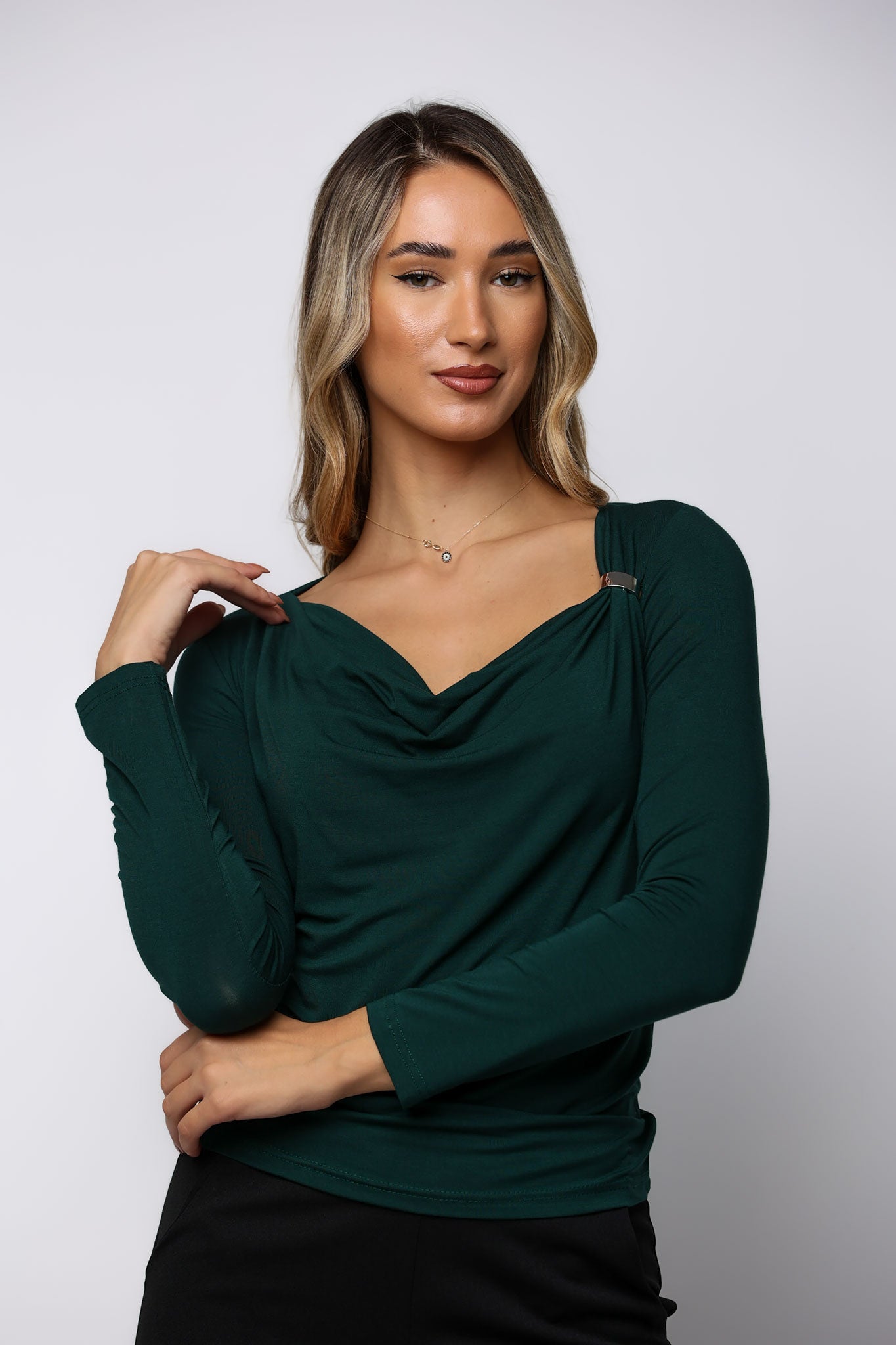 Μπλούζα ντραπέ με σφυρήλατο κόσμημα