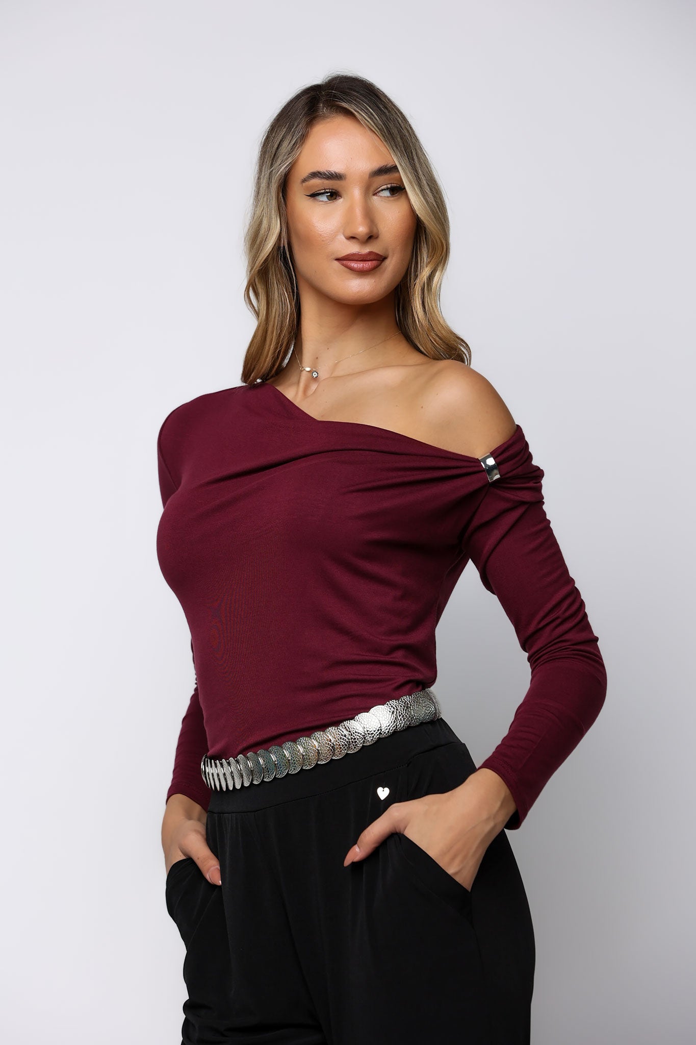 Μπλούζα ντραπέ με σφυρήλατο κόσμημα