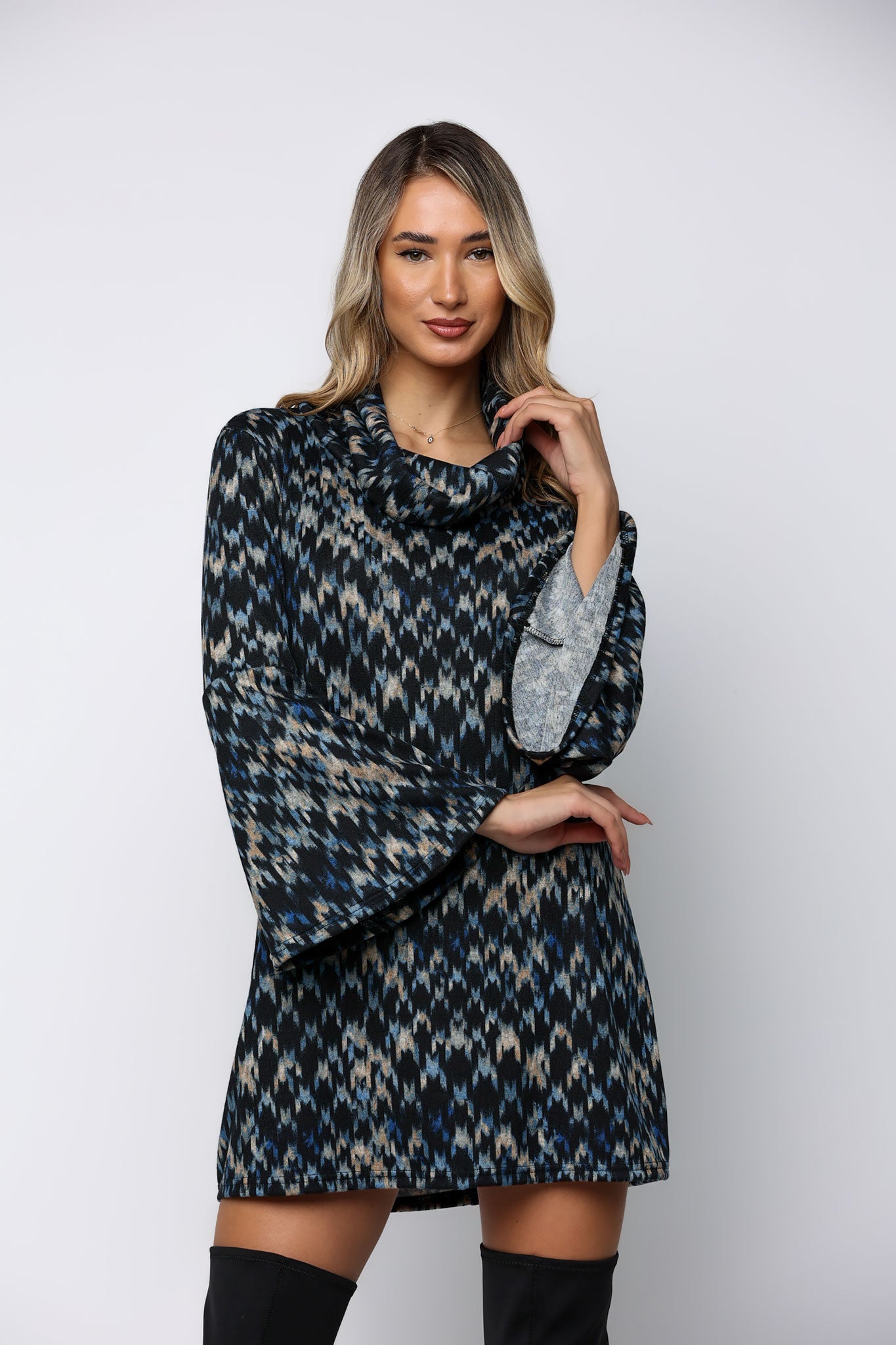 Φόρεμα mini εμπριμέ λεπτό πλεκτό