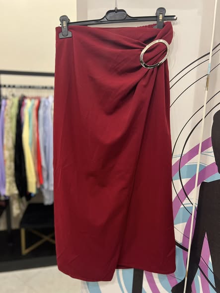 Φούστα midi με αγκράφα και άνοιγμα