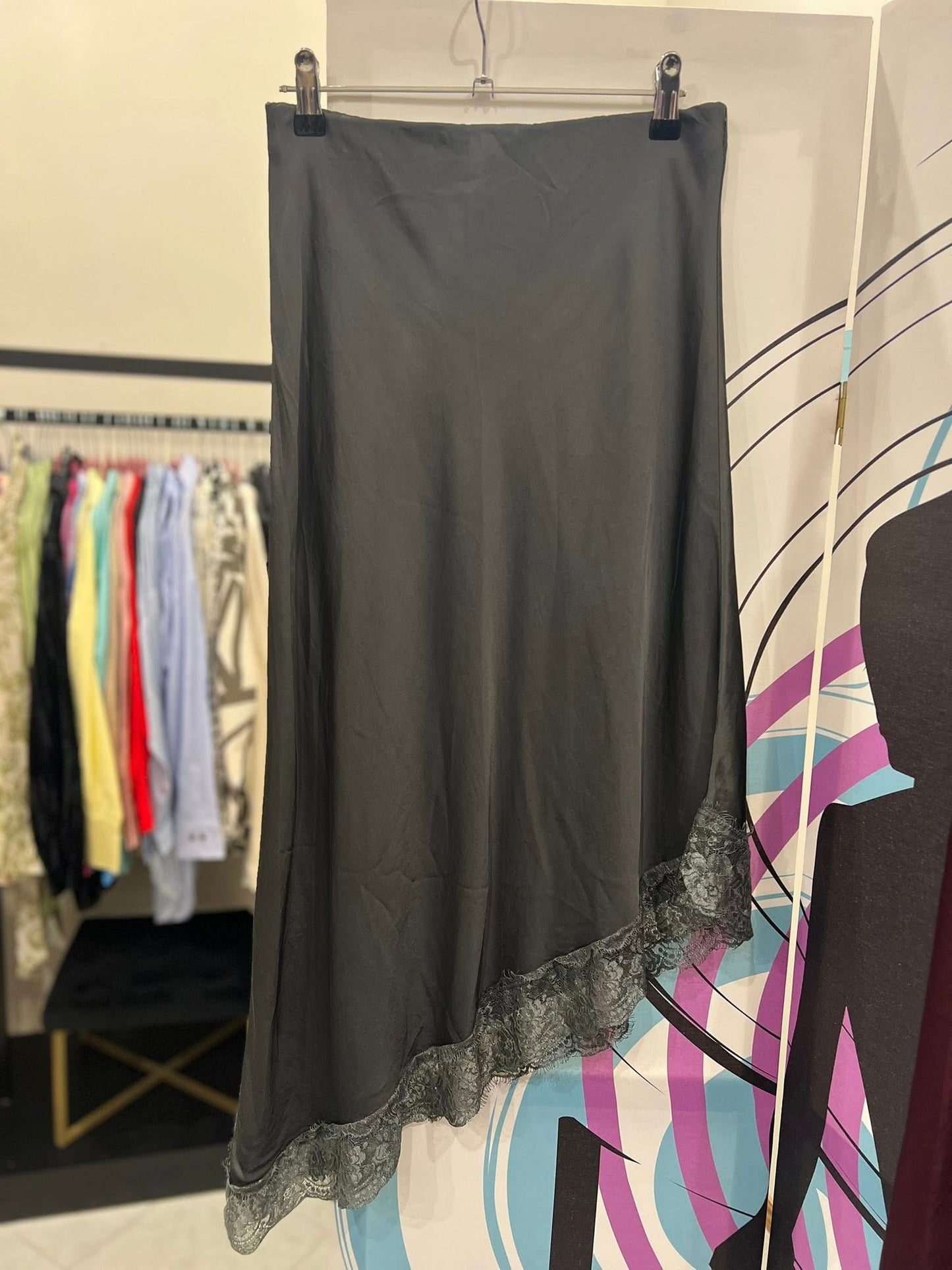 Φούστα maxi satin ασύμμετρη με δανδέλα