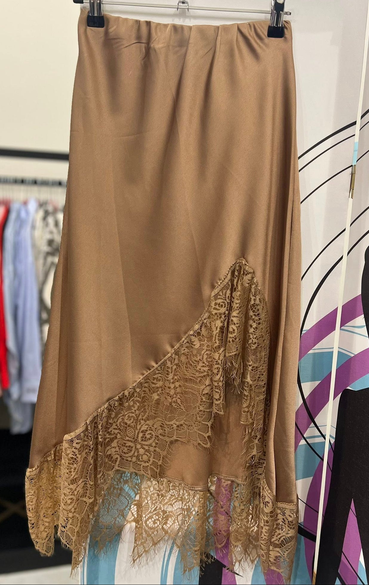 Φούστα midi satin ασύμμετρη με δανδέλα