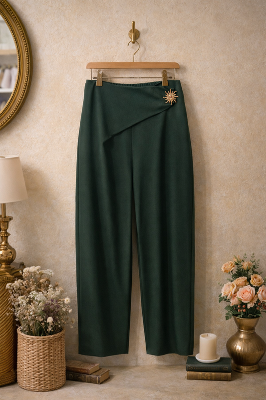 Παντελόνα κρεπ με διακοσμητική καρφίτσα