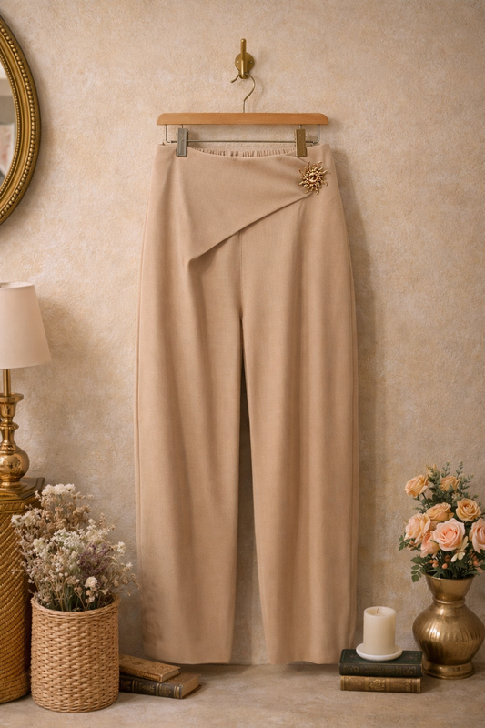 Παντελόνα κρεπ με διακοσμητική καρφίτσα