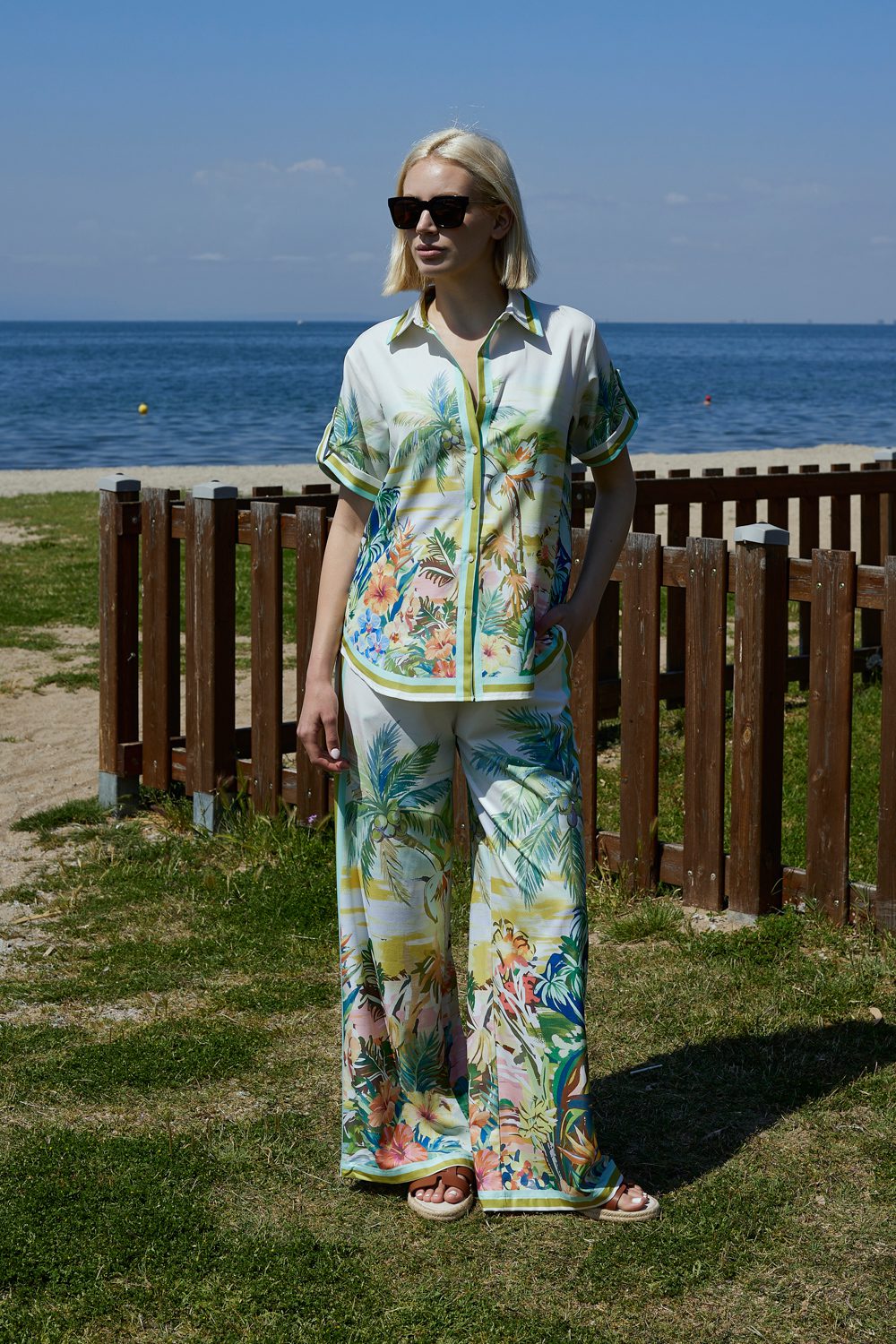 Σετ πουκαμίσα - παντελόνα με tropical prints