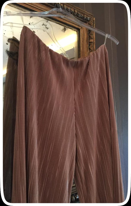 Παντελόνι πλισέ με λάστιχο στη μέση