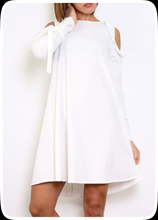 Φόρεμα έξωμο με βολάν σε Α άνετη γραμμή