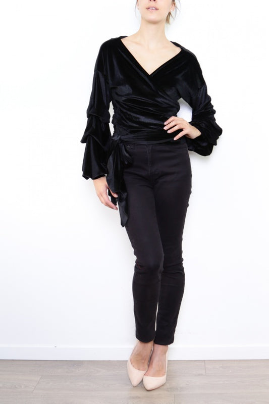 Μπλούζα βελουτέ κρουαζέ και βολάν στα μανίκια