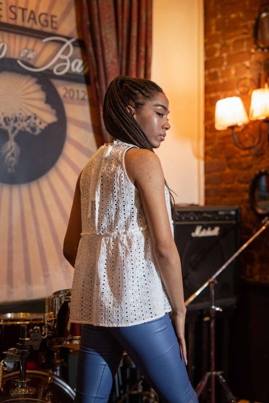 Top βαμβακερό με κέντημα μπροντερί