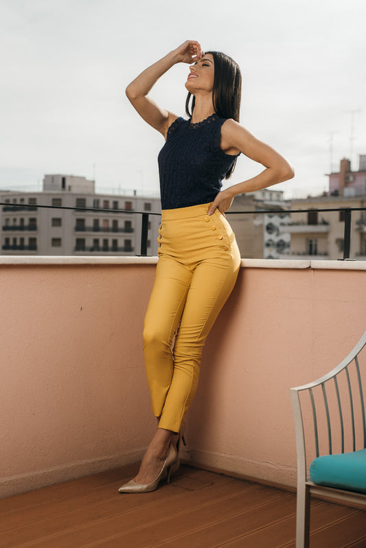 Παντελόνι ψηλόμεσο με διακοσμητικά κουμπιά